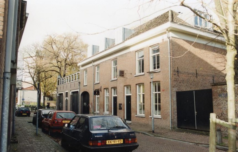 Bestand:Fens koetshuis BS.jpg